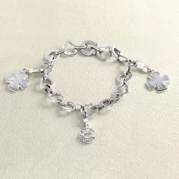 Bracelet CHANEL avec charms...